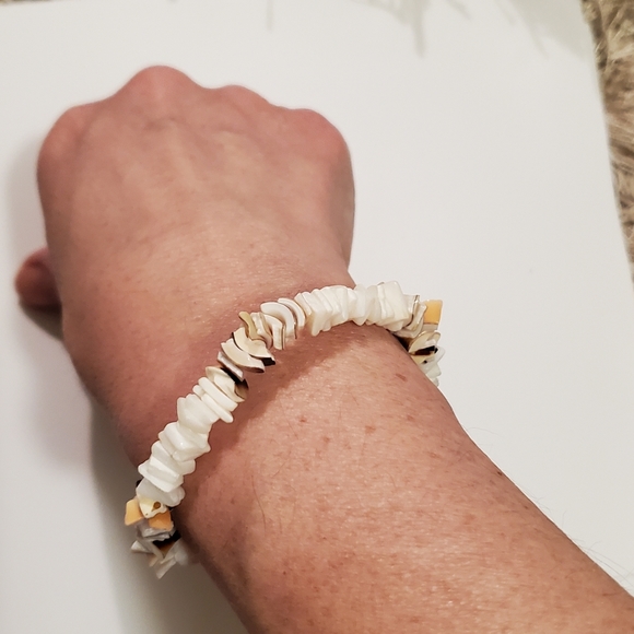 Seashell Bracelet 7 Inches In Length - Picture 6 of 8